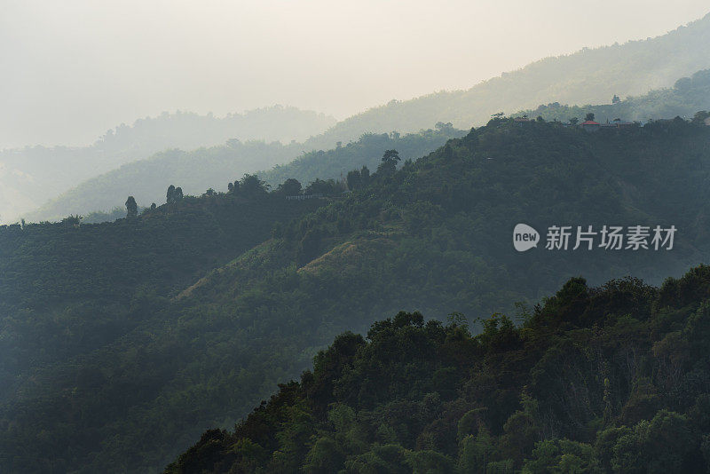 在泰国清迈省的Doi Luang Chiang Dao日出时的美丽景色。